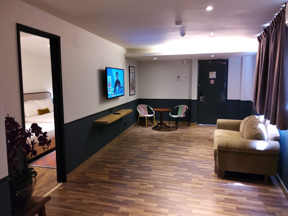 Signature Suite | Living area | 32-inch LED TV with satellite channels, TV