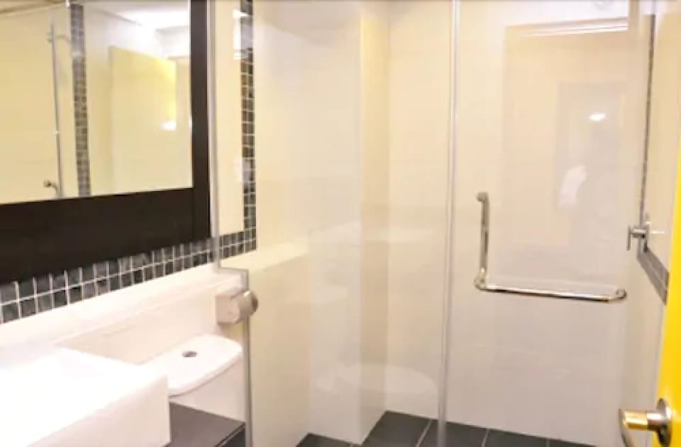 Shower, rainfall showerhead, free toiletries, hair dryer