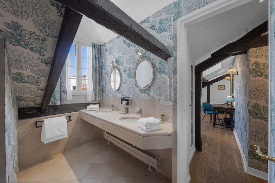 Family Room | Bathroom | Bathtub, free toiletries, hair dryer, towels