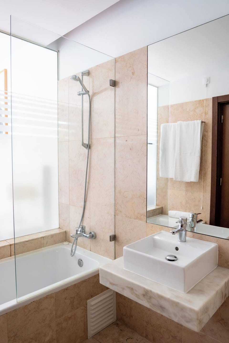Bathtub, free toiletries, bidet, towels