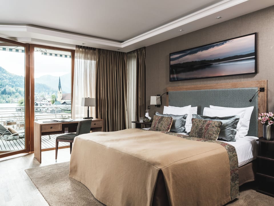 Elegant Nature Junior Suite Lake View | Hypo-allergenic bedding available, minibar (free items), in-room safe