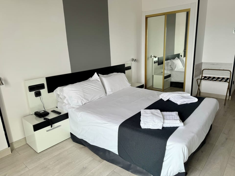 Single Room | In-room safe, desk, free WiFi