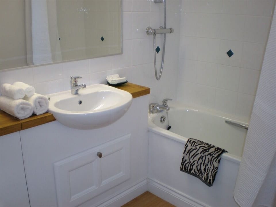 Suite, Ensuite | Bathroom | Free toiletries