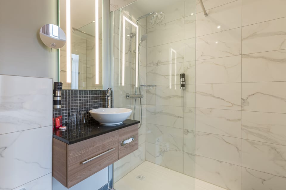 Comfort Room, 1 Double Bed | Bathroom | Shower, rainfall showerhead, free toiletries, hair dryer