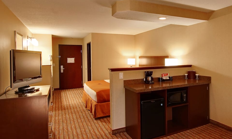 Premium bedding, pillowtop beds, desk, blackout drapes