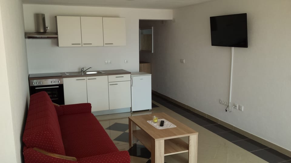 Apartment, 1 Bedroom, Accessible, Smoking | Dining