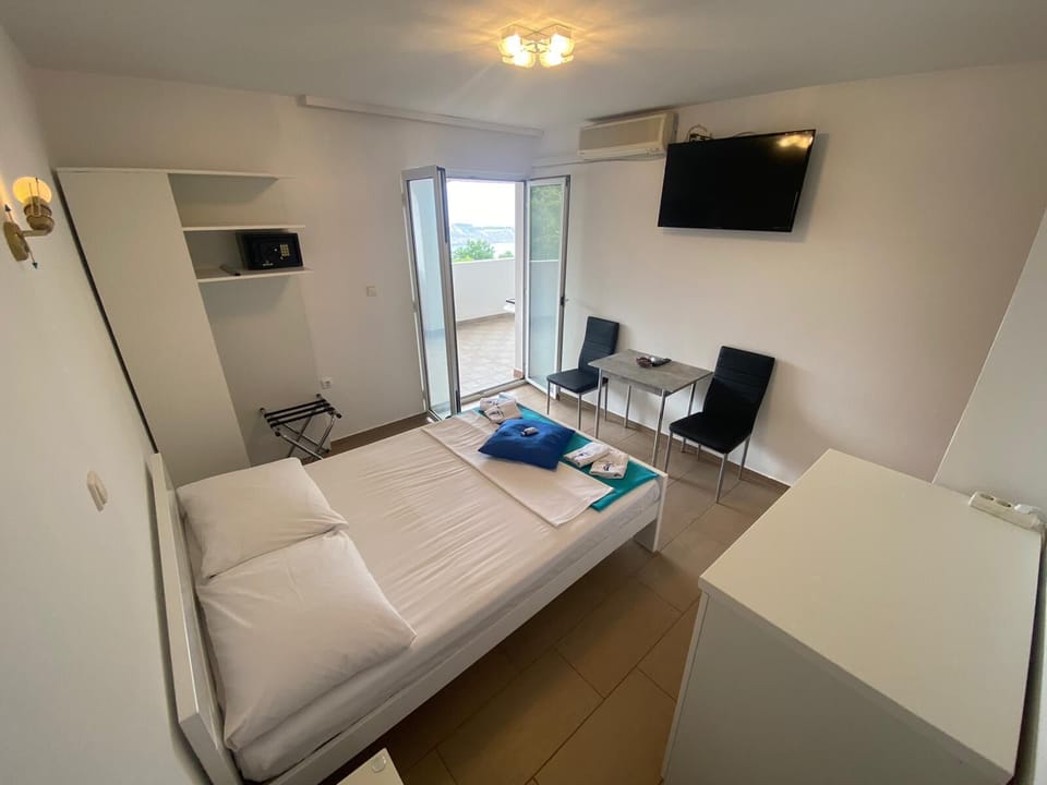 Room, 1 Bedroom, Accessible, Smoking | 1 bedroom