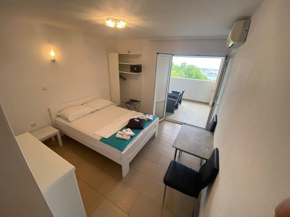 Room, 1 Bedroom, Accessible, Smoking | 1 bedroom