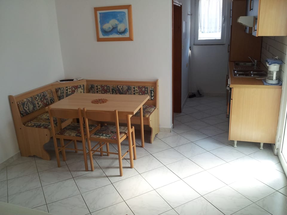 Apartment, 1 Bedroom, Accessible, Smoking | Dining room