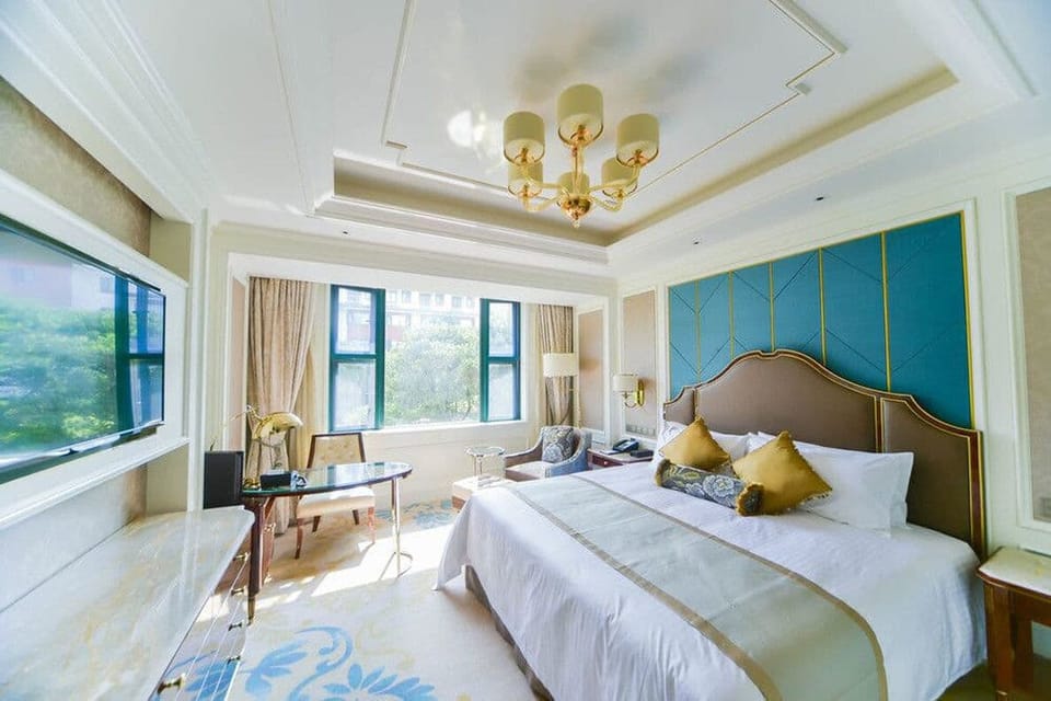 Executive Double Room, 1 King Bed | Premium bedding, minibar, in-room safe, blackout drapes