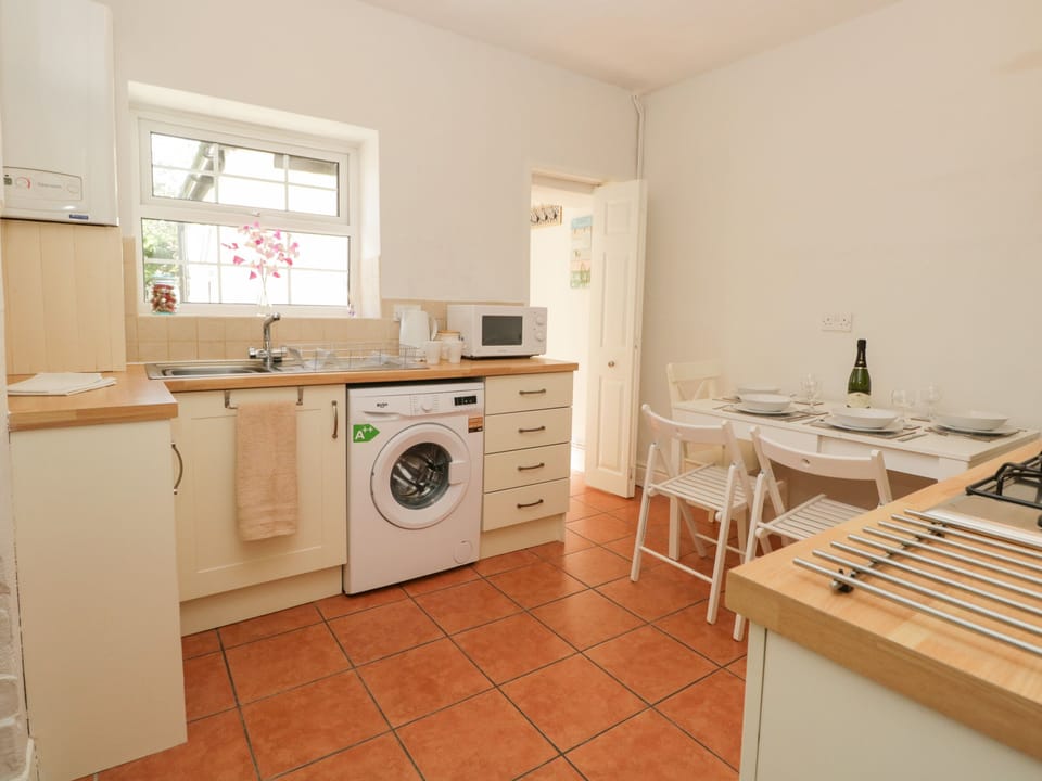 Cottage | Private kitchen | Fridge, cookware/dishes/utensils