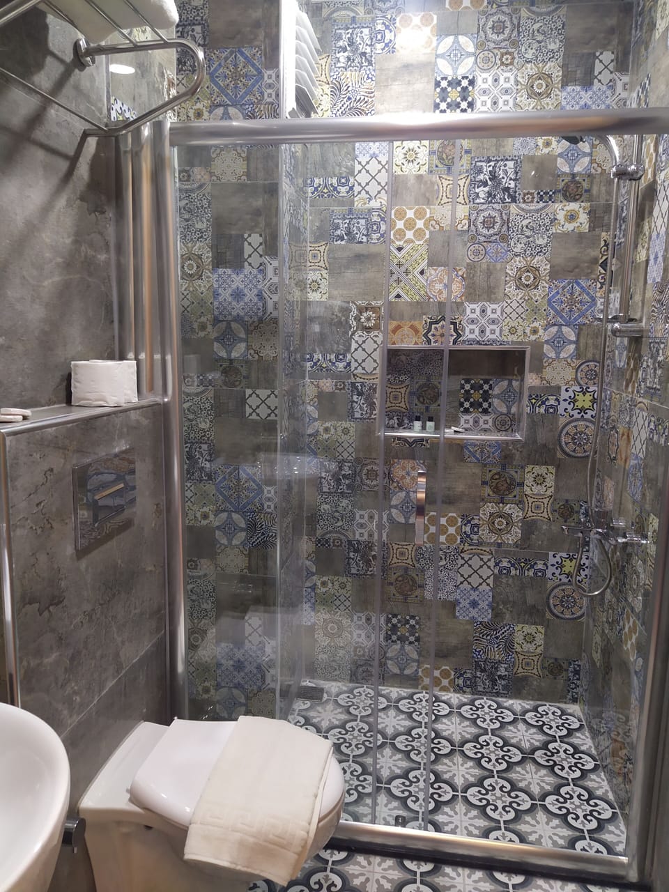 Comfort Triple Room | Bathroom | Shower, rainfall showerhead, hair dryer, slippers