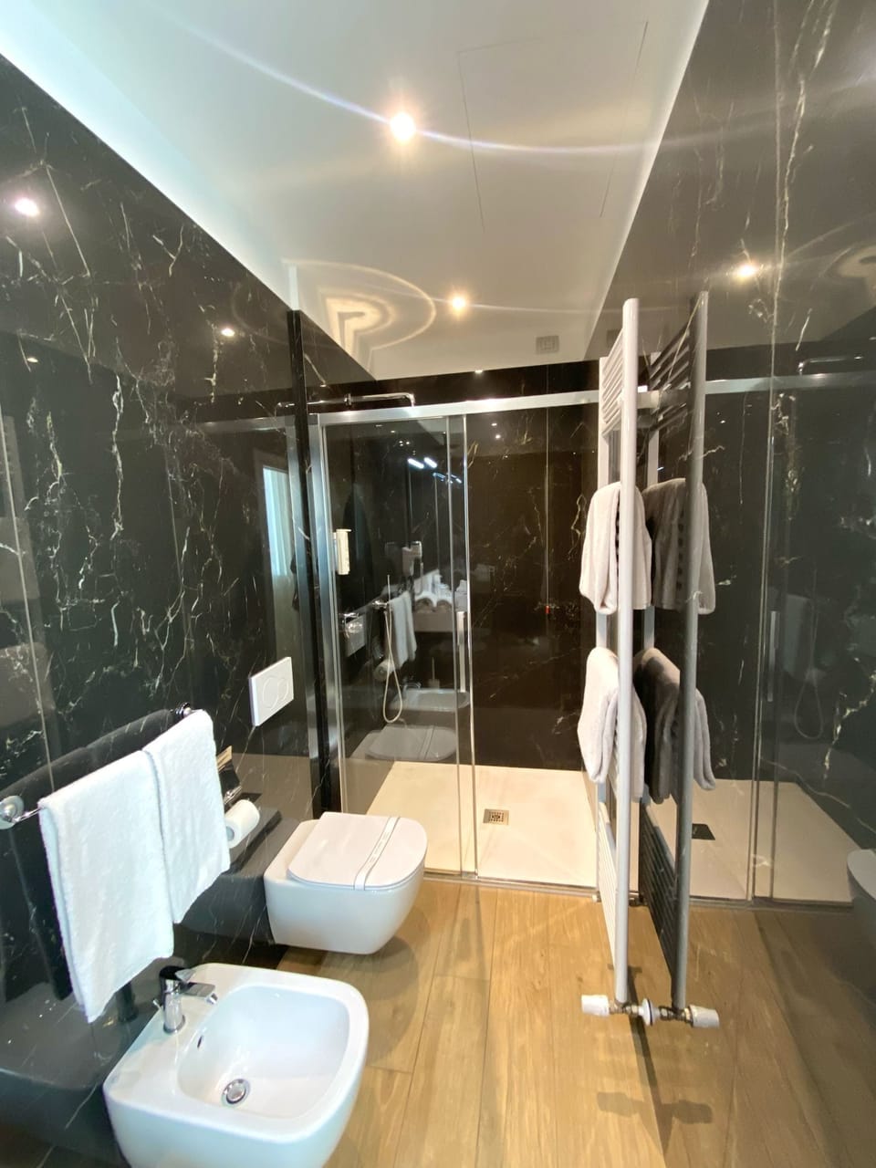 Superior Double Room | Bathroom | Free toiletries, hair dryer, bidet, towels