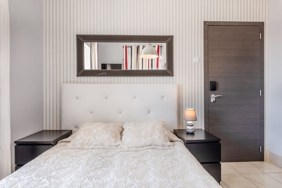 Premium bedding, in-room safe, blackout drapes, soundproofing