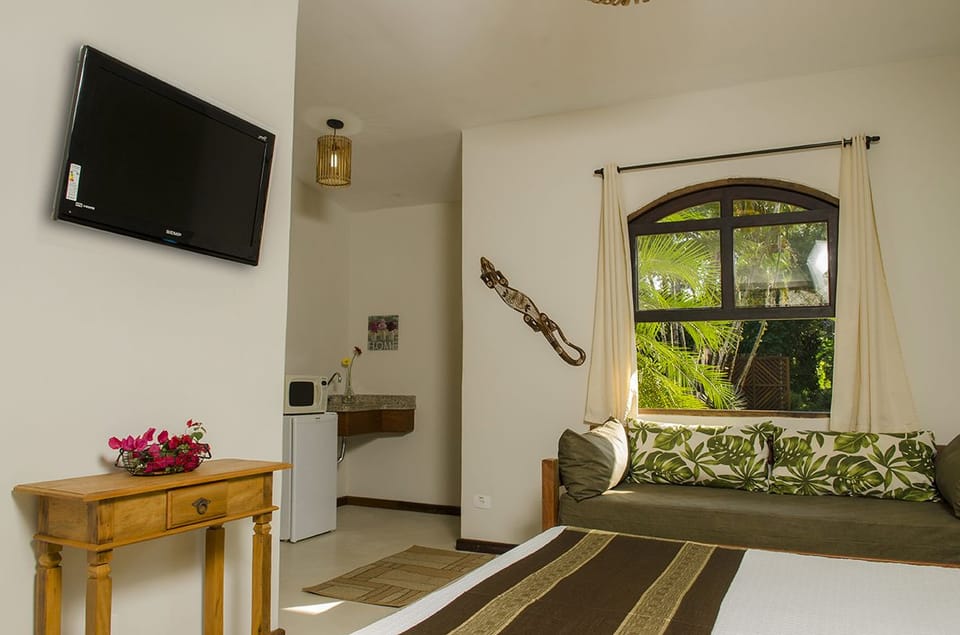 Apartment (Manacá) | Minibar, in-room safe, individually decorated, iron/ironing board