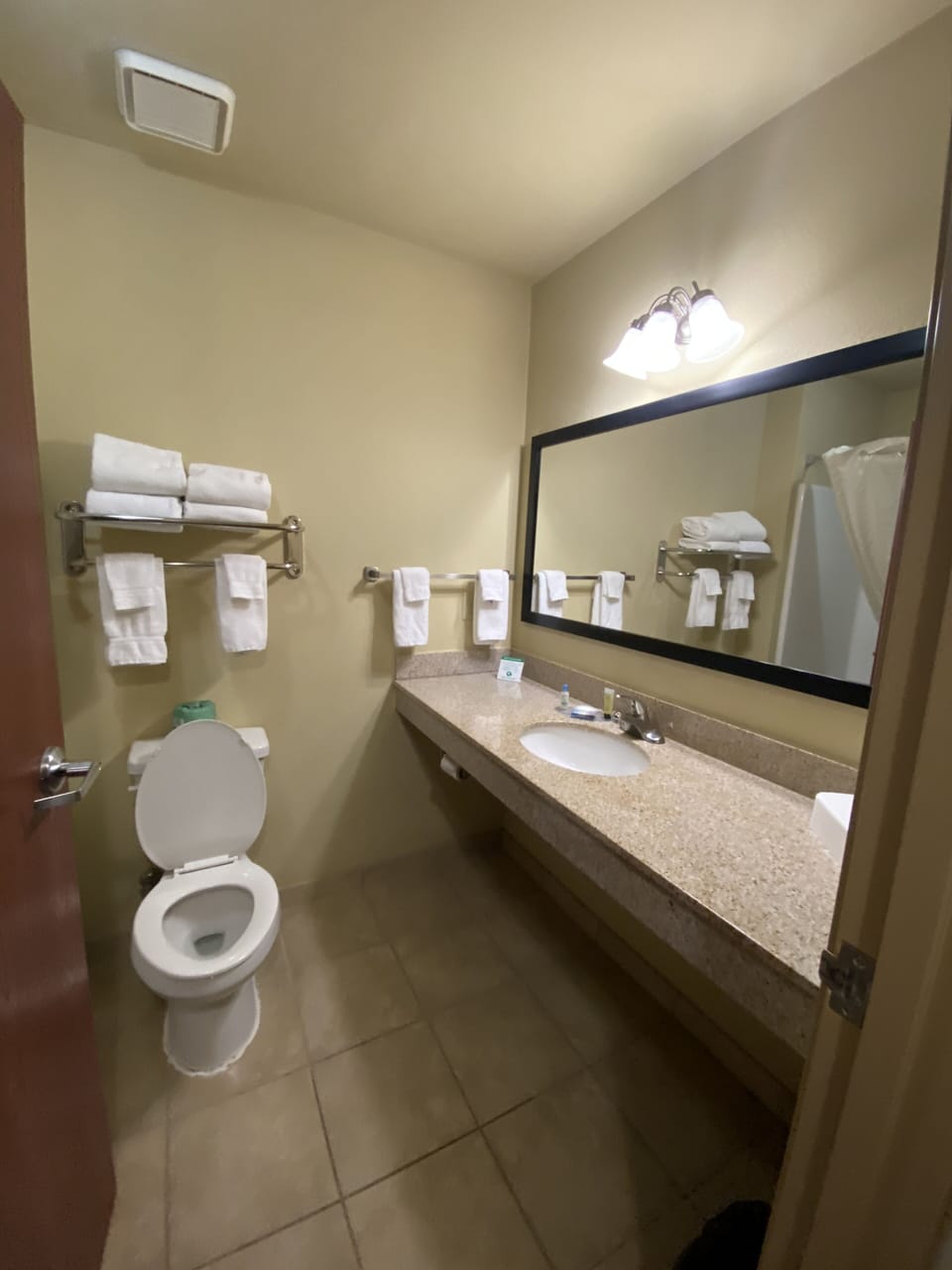 Combined shower/tub, hydromassage showerhead, free toiletries