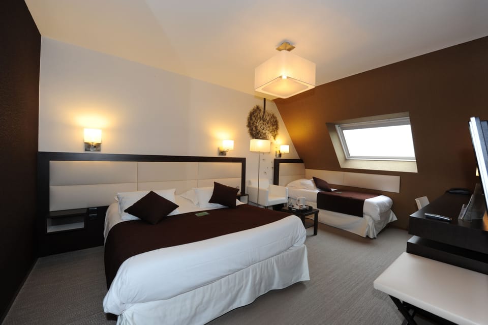 Premium bedding, in-room safe, desk, laptop workspace