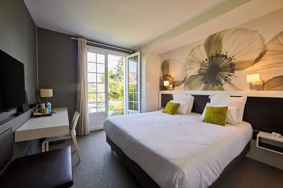 Comfort Room, Garden Level | Premium bedding, in-room safe, desk, laptop workspace