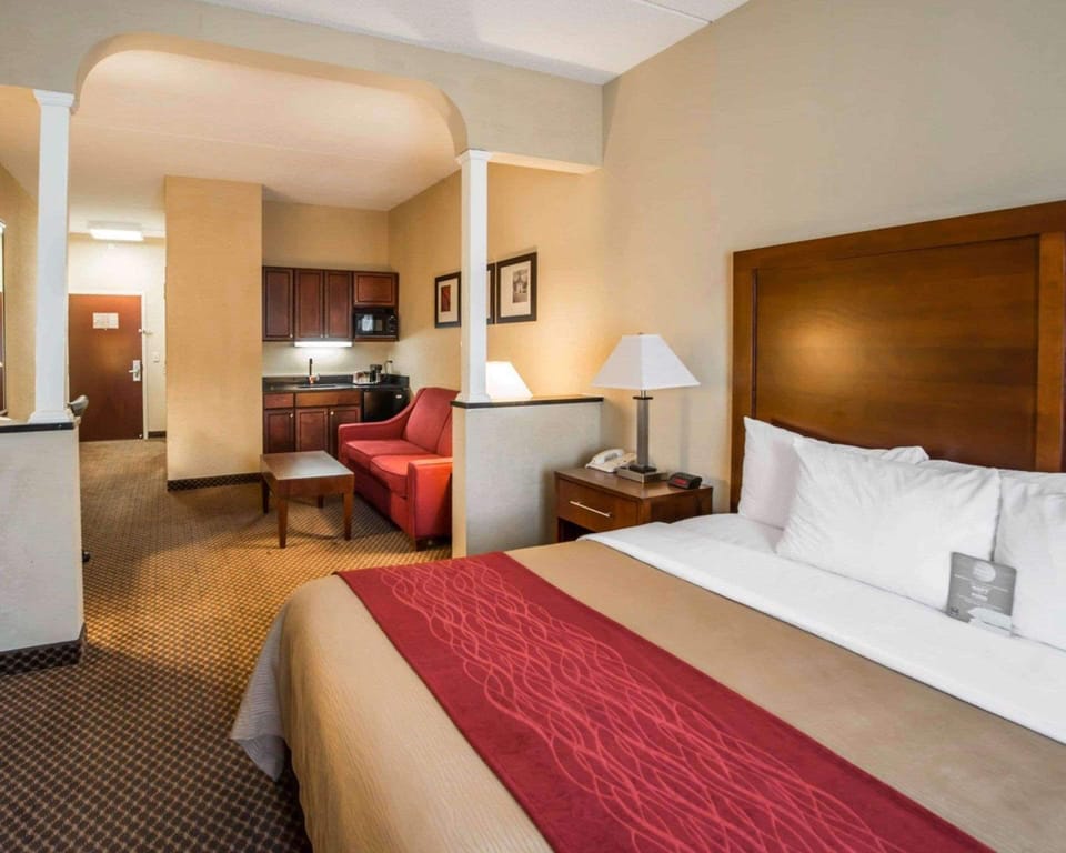 Premium bedding, pillowtop beds, in-room safe, desk