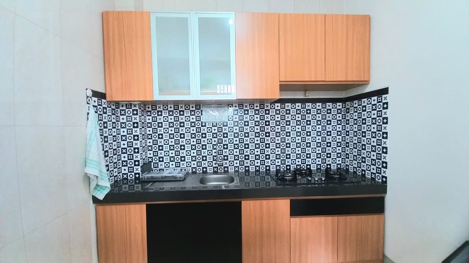 Family Room | Private kitchen | Full-size fridge, stovetop, electric kettle, cookware/dishes/utensils