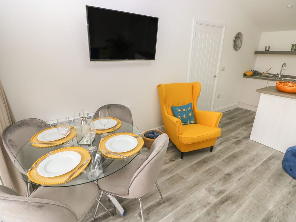 Cottage | Private kitchen | Fridge, dishwasher, electric kettle, toaster