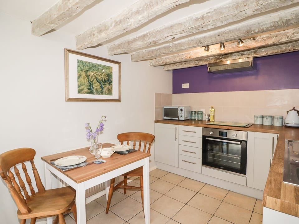 Cottage | Private kitchen | Fridge, electric kettle, toaster, cookware/dishes/utensils
