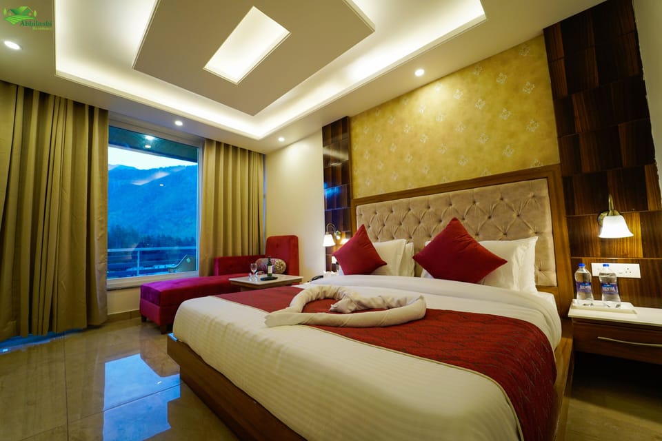 Super Deluxe with Balcony | Premium bedding, minibar, individually decorated, individually furnished