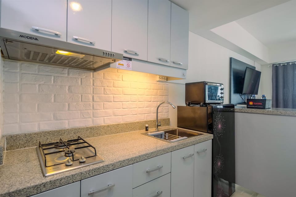 Room | Private kitchen | Fridge, stovetop, cookware/dishes/utensils
