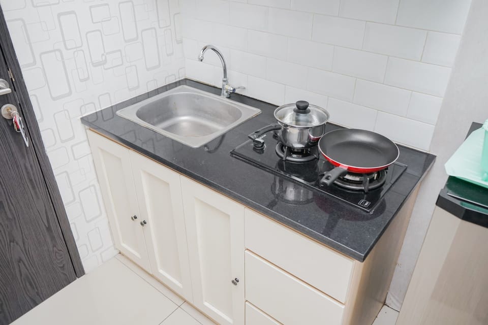 Room | Private kitchen | Fridge, stovetop, cookware/dishes/utensils