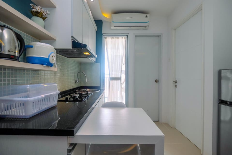 Fridge, stovetop, dishwasher, cookware/dishes/utensils