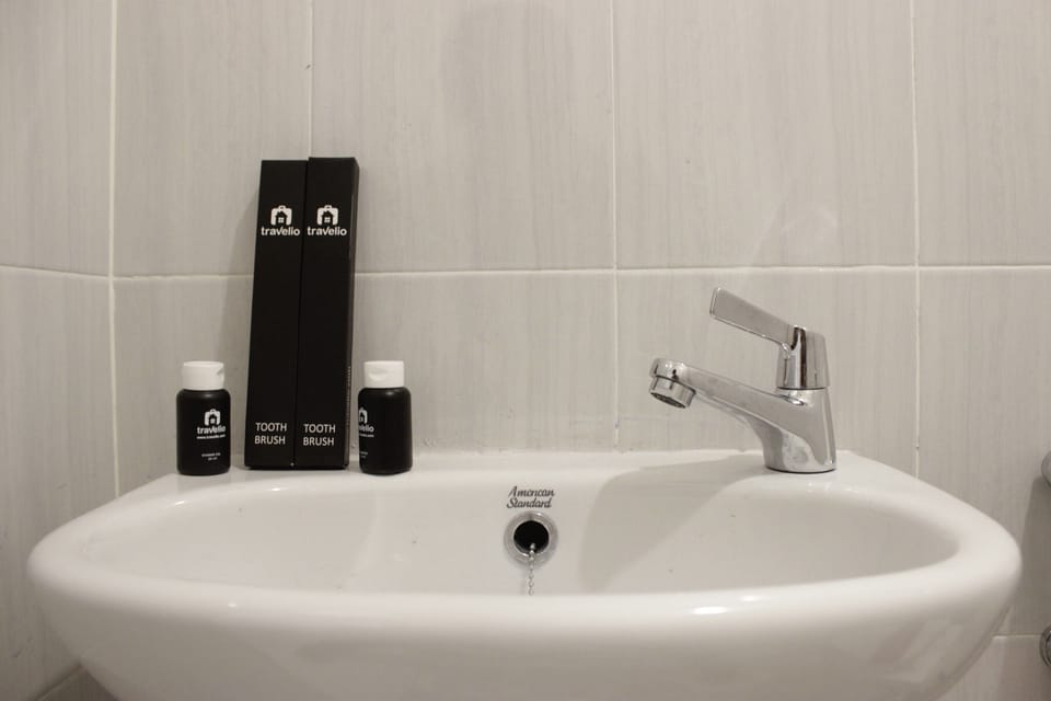 Room | Bathroom | Shower, free toiletries, towels