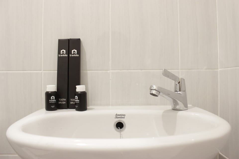 Room | Bathroom | Shower, free toiletries, towels