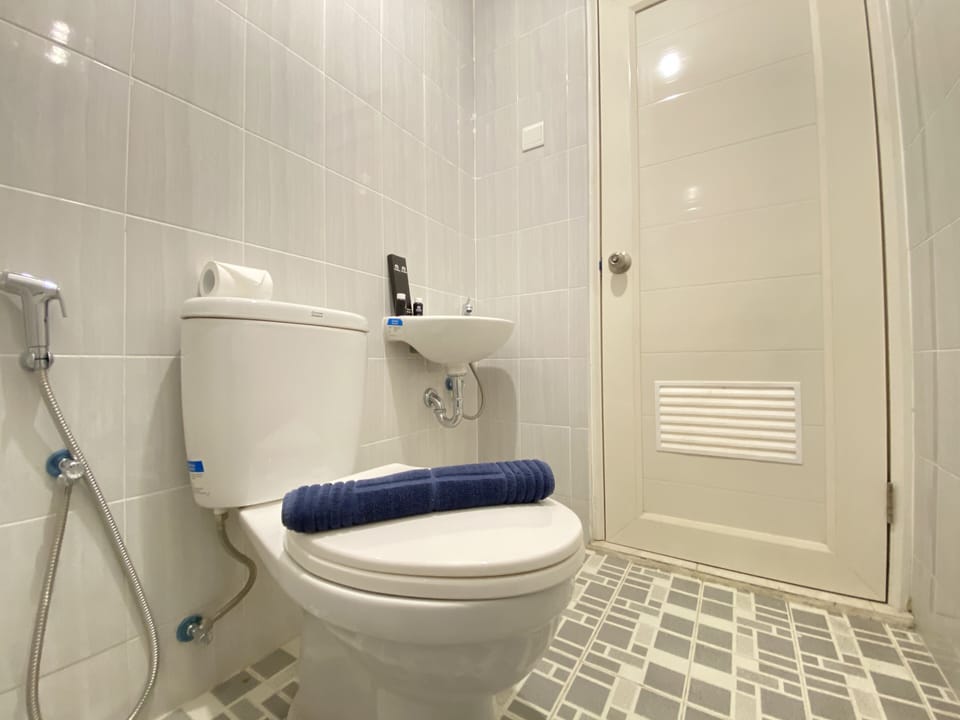 Room | Bathroom | Shower, free toiletries, towels