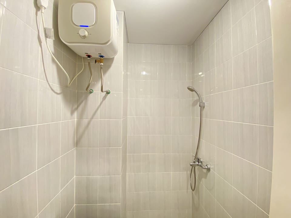 Room | Bathroom | Shower, free toiletries, towels
