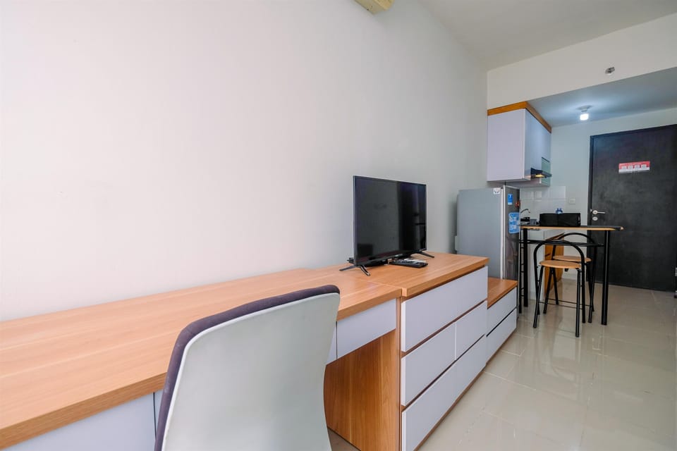 Room | Desk, bed sheets