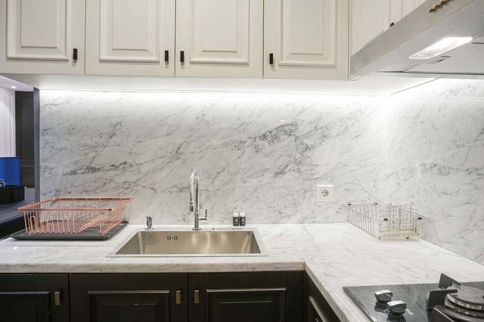 Room | Private kitchen | Fridge, stovetop, cookware/dishes/utensils