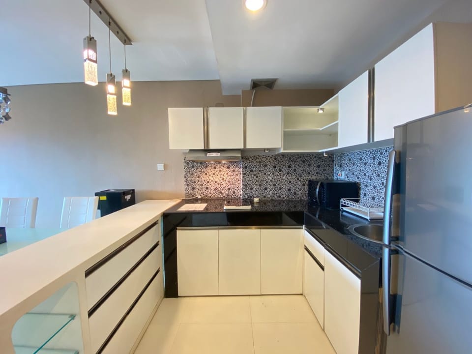Room | Private kitchen | Fridge, stovetop, cookware/dishes/utensils