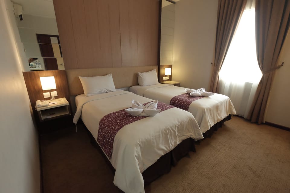 Deluxe Twin Room | Minibar, in-room safe, desk, soundproofing