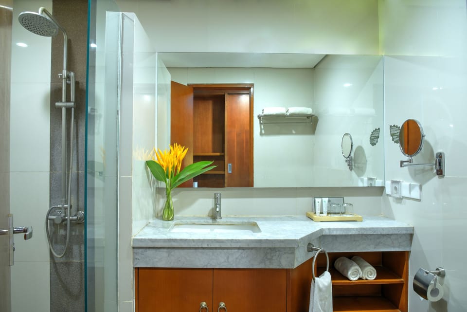 Superior King | Bathroom | Shower, free toiletries, hair dryer, slippers