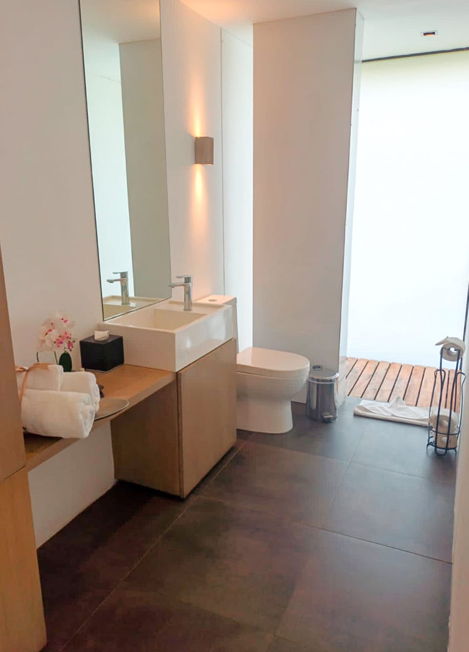 Suite | Bathroom | Shower, rainfall showerhead, hair dryer, bidet