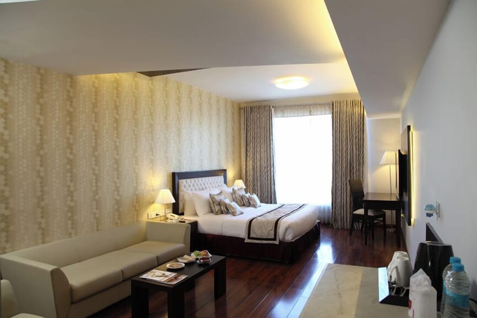 Suite | Premium bedding, down comforters, in-room safe, desk