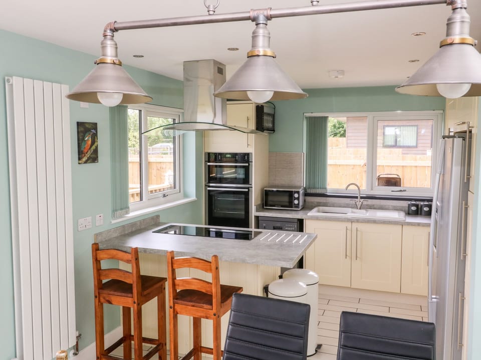 Cottage | Private kitchen | Fridge, microwave, dishwasher, electric kettle