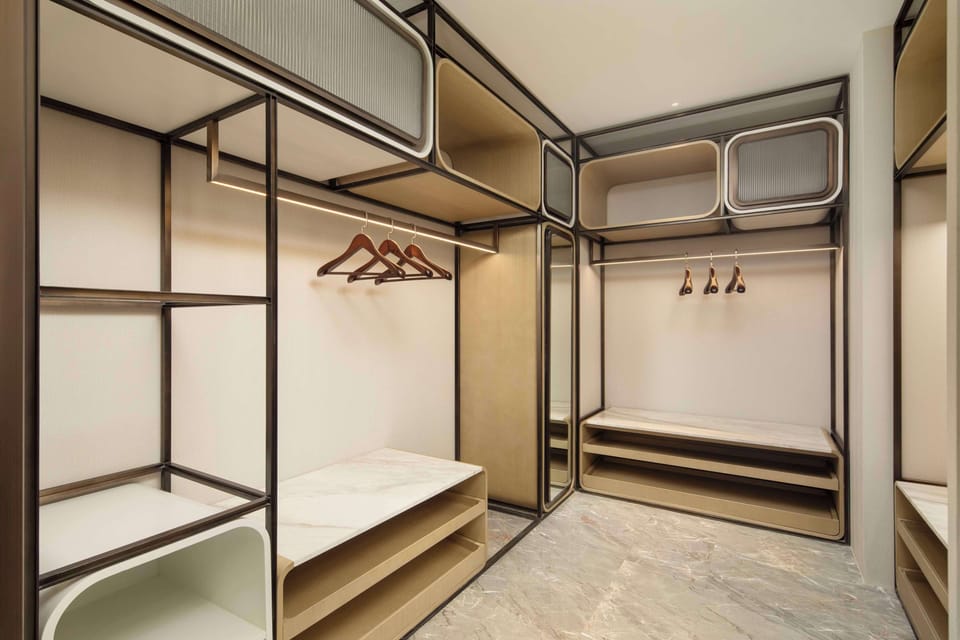 King Deluxe Suite | Premium bedding, minibar, in-room safe, desk