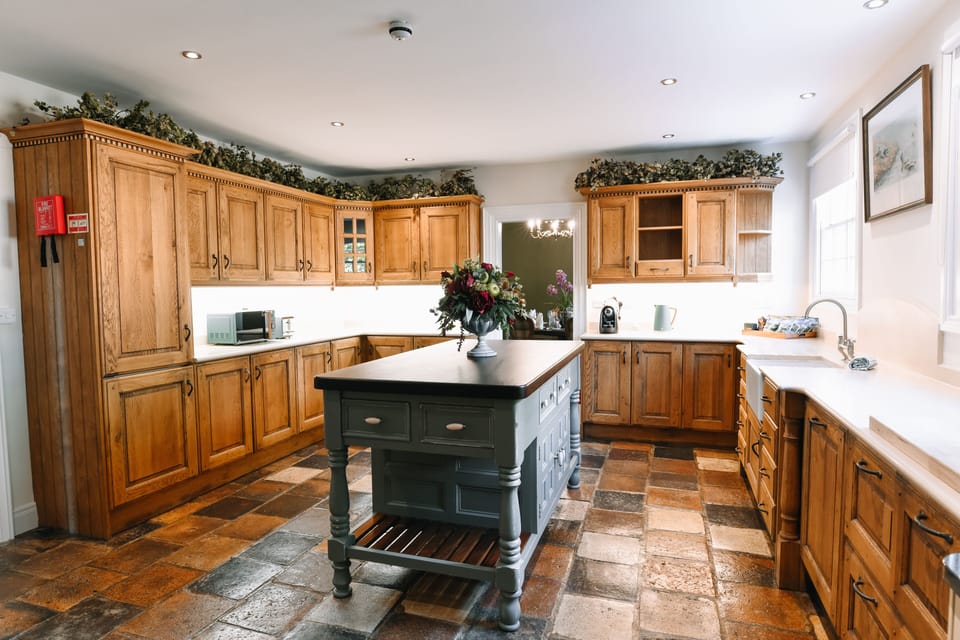 Linen Merchant's Residence | Minibar, in-room safe, individually decorated, individually furnished