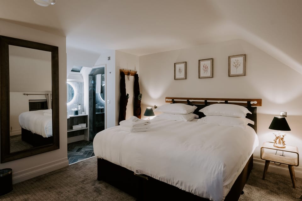 Cottage, 1 Bedroom | Minibar, in-room safe, individually decorated, individually furnished