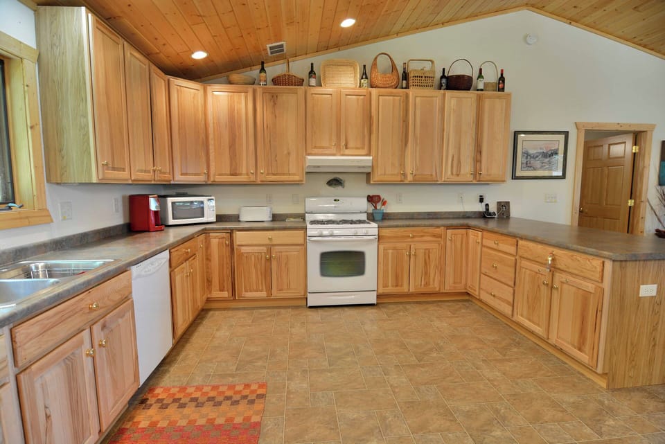 House, Multiple Beds, Patio | Private kitchen | Fridge, microwave, oven, stovetop