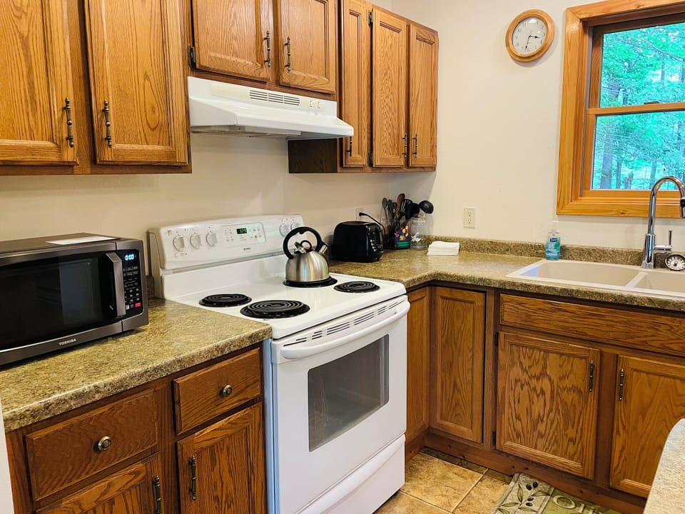 House, Multiple Beds, Patio | Private kitchen | Fridge, microwave, oven, stovetop