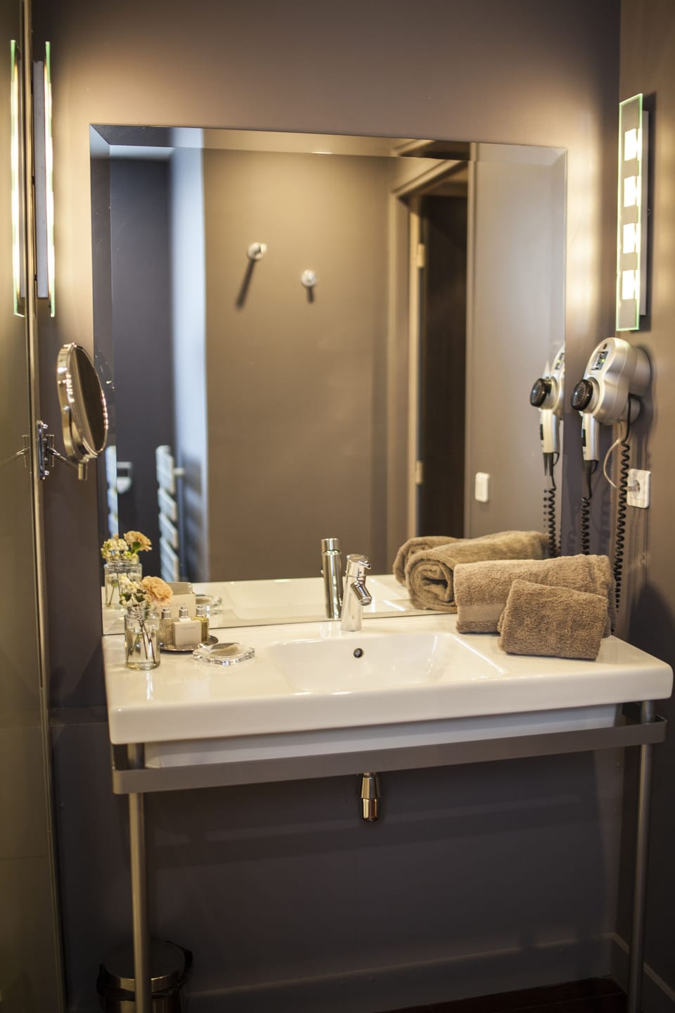 Shower, rainfall showerhead, free toiletries, hair dryer