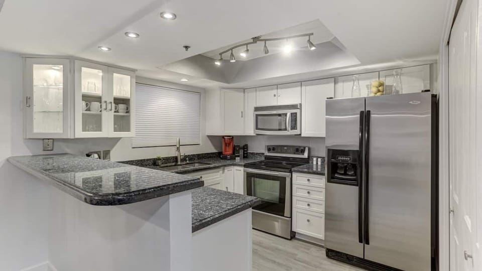 Studio (2 Bedrooms) | Private kitchen | Fridge, microwave, oven, stovetop