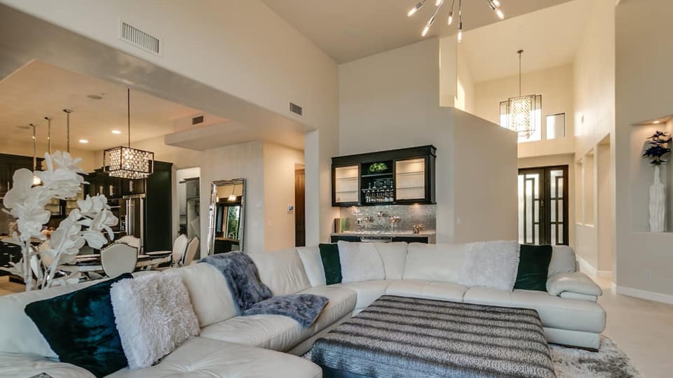 Studio (4 Bedrooms) | Living area | 45-inch TV with cable channels
